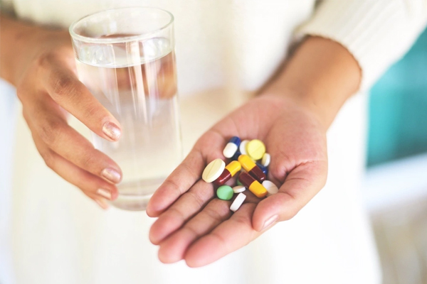 Đi cầu ra máu uống thuốc gì để hồi phục nhanh?